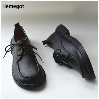 Schwarze Herren-Leder-Schnürschuhe, seitliche Ansicht mit Traktionsprofil