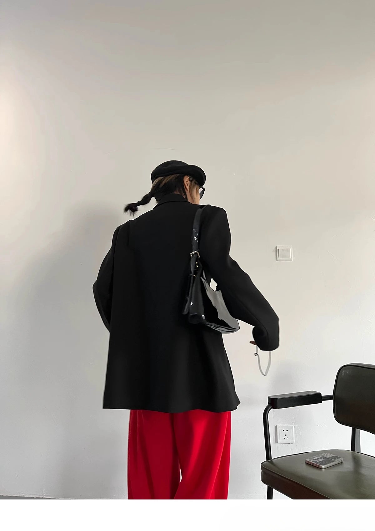 Zweiteiliges Damen-Set mit Stickerei: Langarm-Oberteil mit Reverskragen und hoch taillierte, lange Hose – stilvoll und elegant.