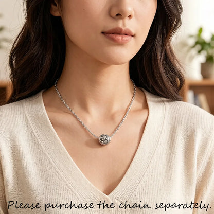 Silberne Charm-Perle mit Krone und Totenkopf an einer Kette, zentrales Motiv