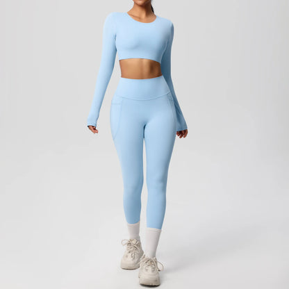 Hellblaues Yoga-Set mit langen Ärmeln und Leggings mit weißem Kniesaum
