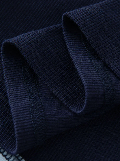 Elegante Damen-Spitzenbluse mit langen Ärmeln und Knopfleiste in sanftem Beige und Lila – ideal für den Winter.