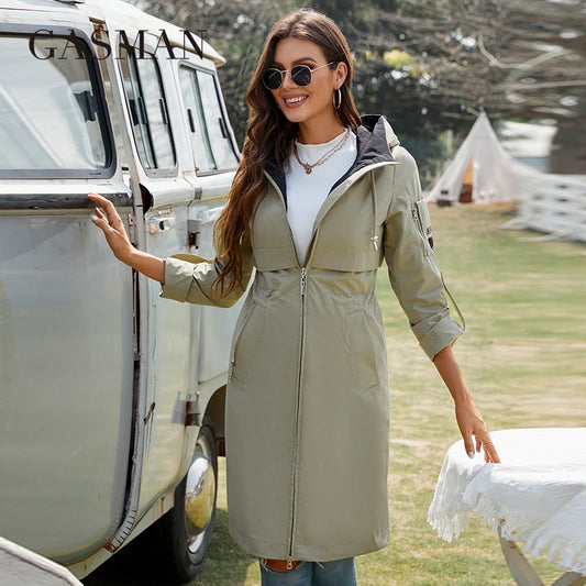 Lange Damen-Winterjacke im eleganten Retro-Design mit Taschen und klassischem Schnitt – ideal für kalte Tage.