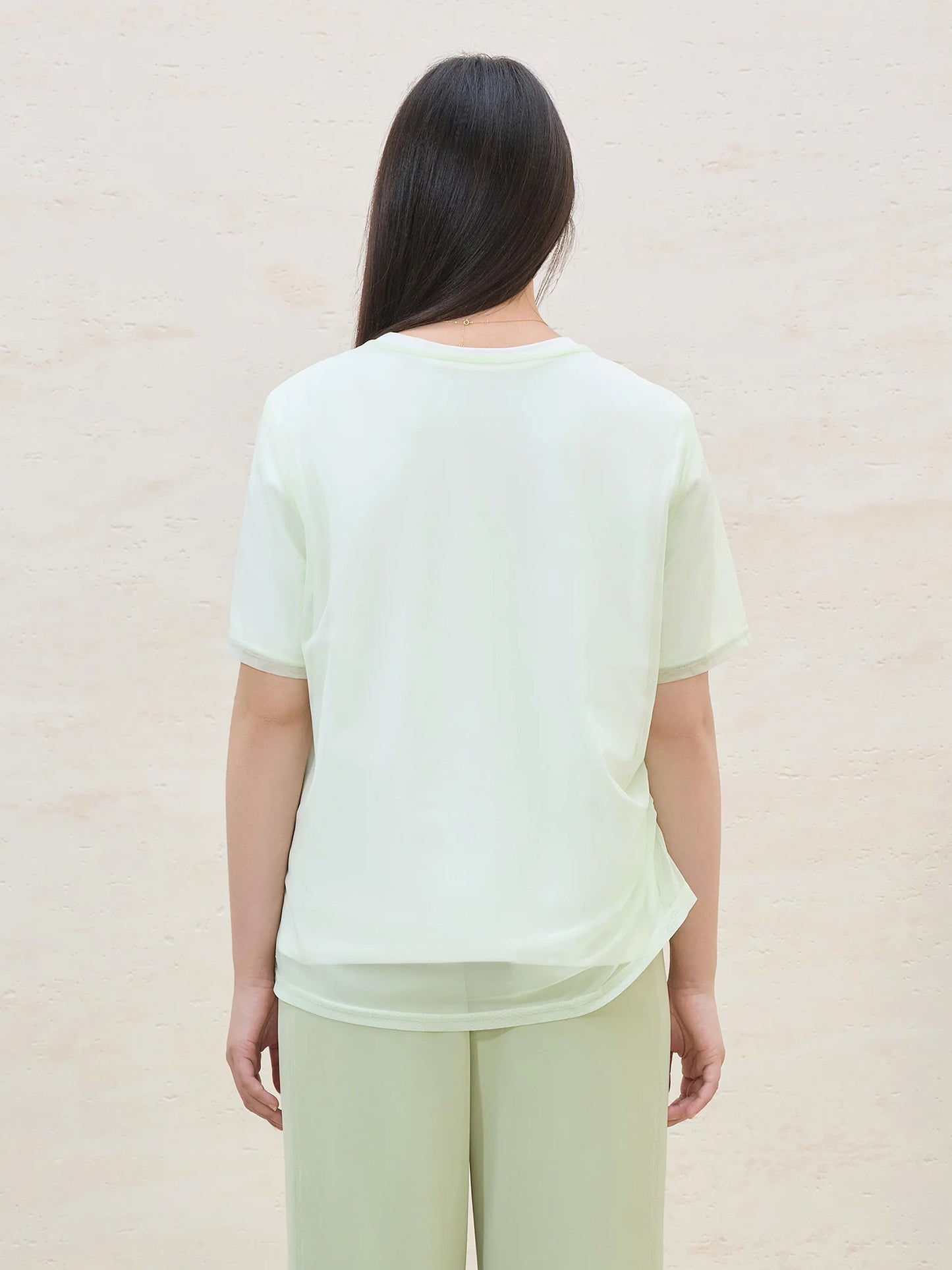 Satin-Glanz T-Shirt mit Rundhalsausschnitt – Slim Fit in Pink oder Schwarz für den Sommer