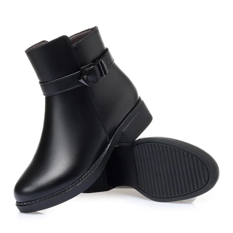 Schwarze Winterstiefelette mit Schnalle, flachem Absatz und geriffelter Profilsohle
