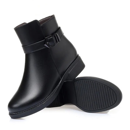 Schwarze Winterstiefelette mit Schnalle, flachem Absatz und geriffelter Profilsohle