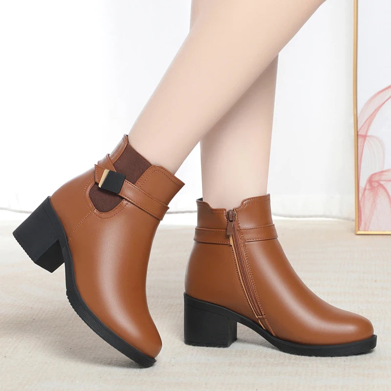 Damenstiefeletten cognac mit Blockabsatz, Riemen und seitlichem Reißverschluss