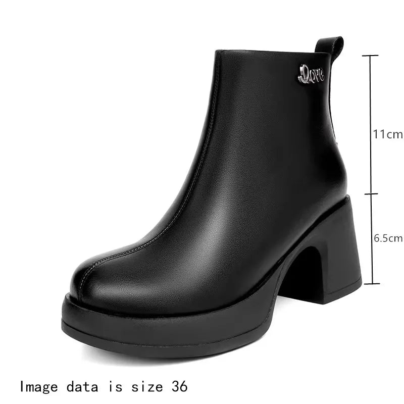 Schwarze Damen-Stiefelette mit Blockabsatz; Schafthöhe ca. 11 cm, Absatz 6,5 cm