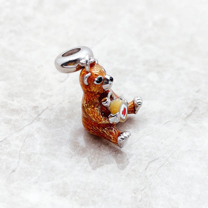 Bär-Charm-Anhänger aus 925 Sterlingsilber in Seitenansicht, mit Herzdetail