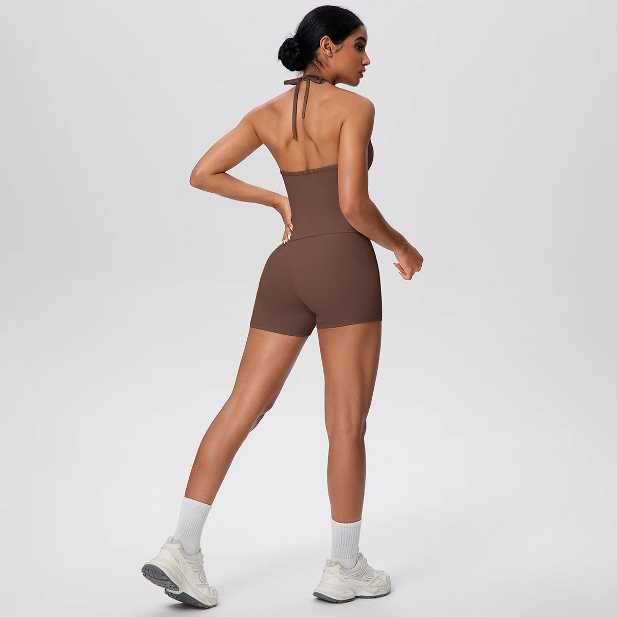 Zweiteiliges Damen-Fitness-Set in Braun, Rückansicht: rückenfreies Top mit Bindeband
