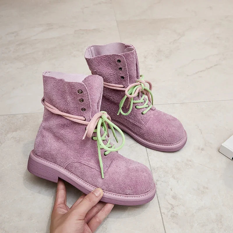 Lila Wildleder-Schnürstiefeletten mit hellgrünen Schnürsenkeln, flacher Absatz