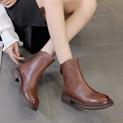 Braune Damen-Short-Boots aus Leder mit seitlichem Reißverschluss und Blockabsatz