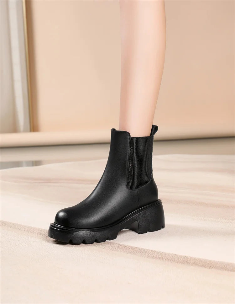 Einzelner schwarzer Chelsea-Boot mit elastischem Seiten-Einsatz und gepolsterter Optik am Schaft