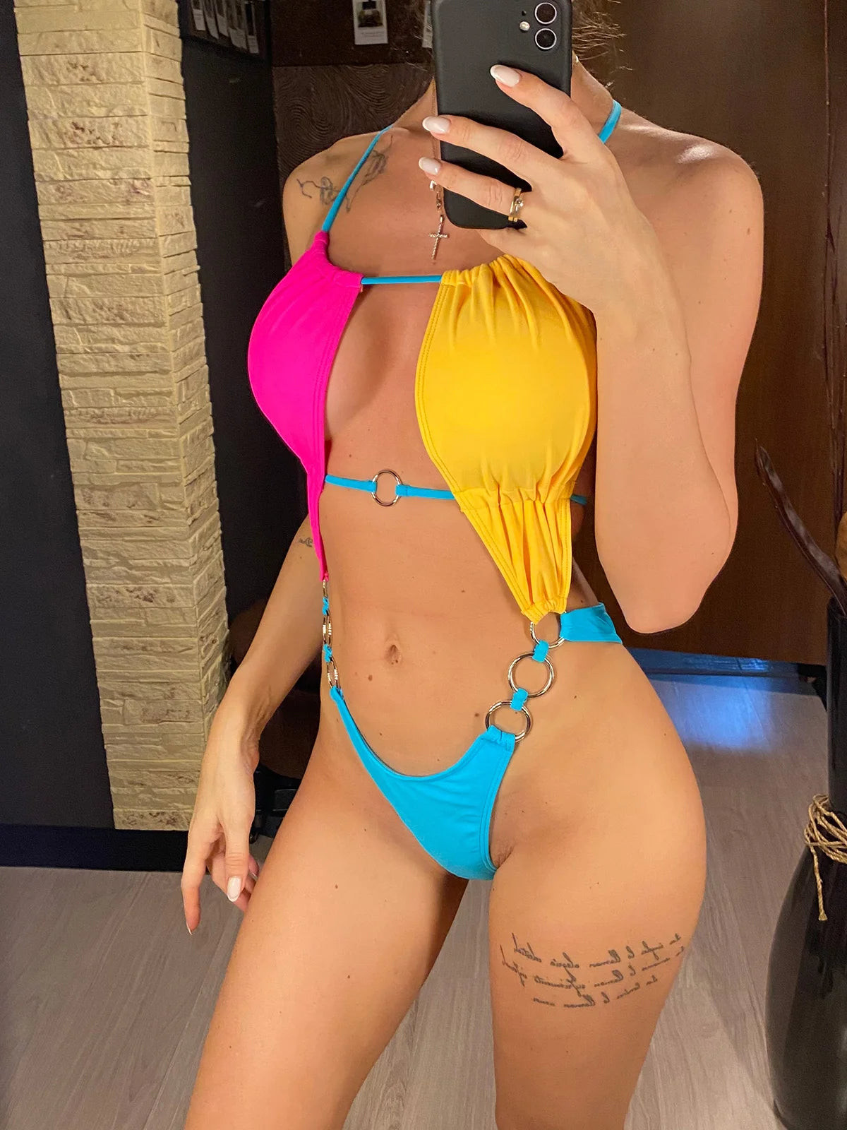 Damen Badeanzug Neckholder Cut-Out rückenfrei Monokini hoher Beinausschnitt gepolstert