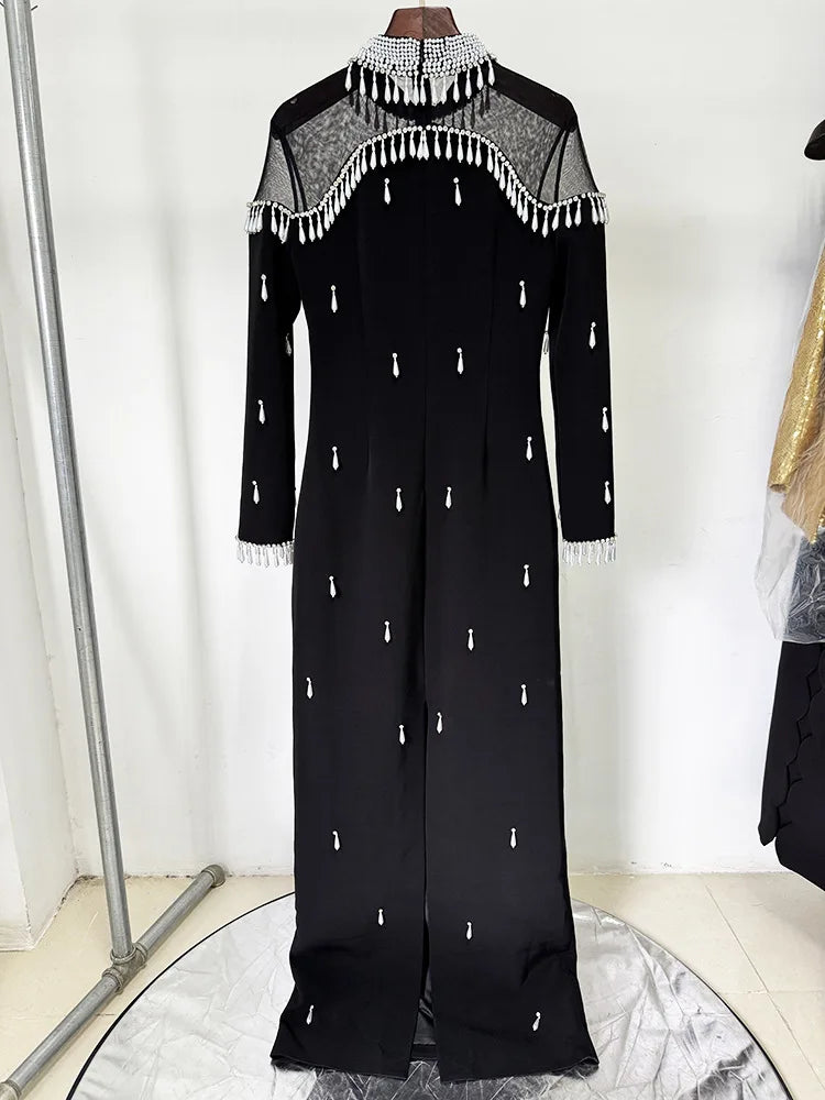 Elegantes ärmelloses Minikleid mit Rundhalsausschnitt und Patchwork-Schal für Damen – figurbetont und stilvoll.