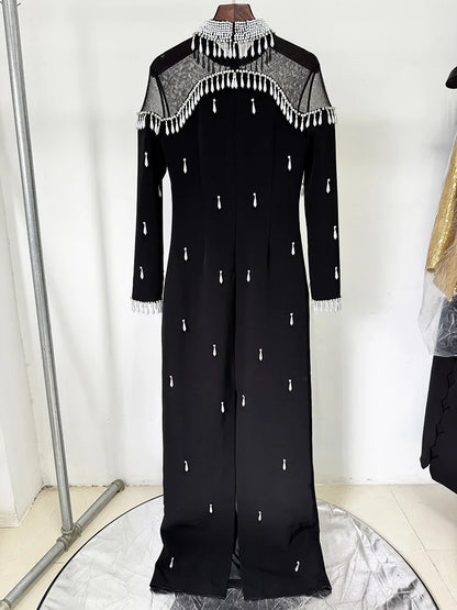 Elegantes ärmelloses Minikleid mit Rundhalsausschnitt und Patchwork-Schal für Damen – figurbetont und stilvoll.