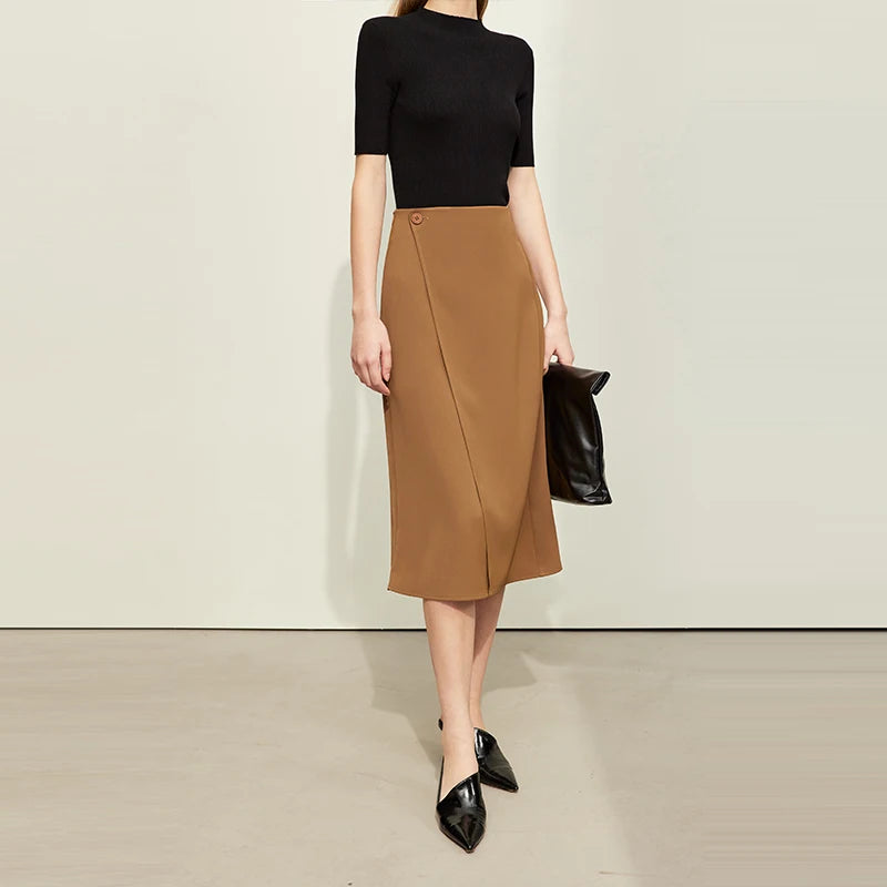 Brauner Wickelrock mit asymmetrischem Midi-Saum und verdeckter Wickelfront