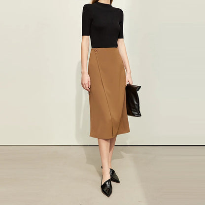 Brauner Wickelrock mit asymmetrischem Midi-Saum und verdeckter Wickelfront
