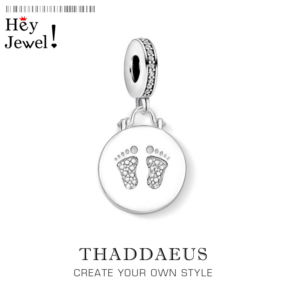 Sterling-Silber Charm-Anhänger: runde Disc mit Baby-Fußabdruck-Motiv und klarer Öse.