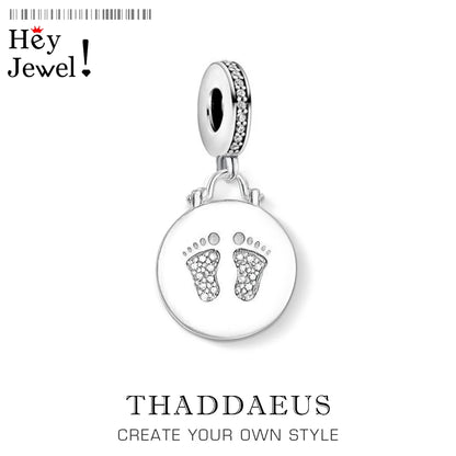 Sterling-Silber Charm-Anhänger: runde Disc mit Baby-Fußabdruck-Motiv und klarer Öse.