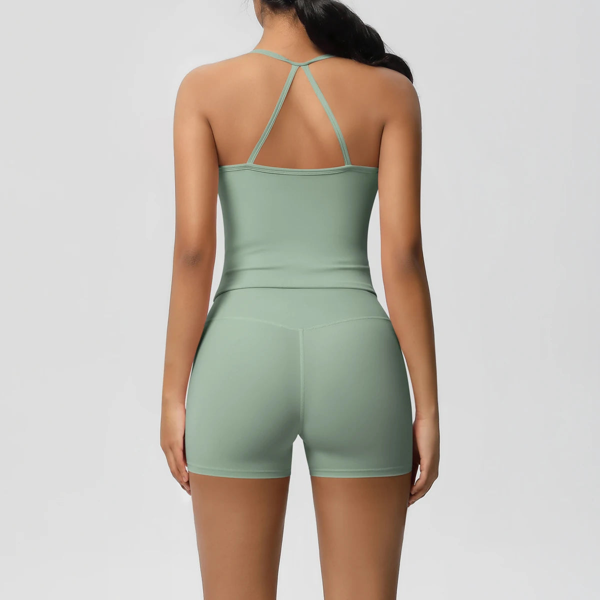 Hellgrünes nahtloses Yoga-Set: Trägerhemd und Shorts, Rückenansicht mit Stegträgern