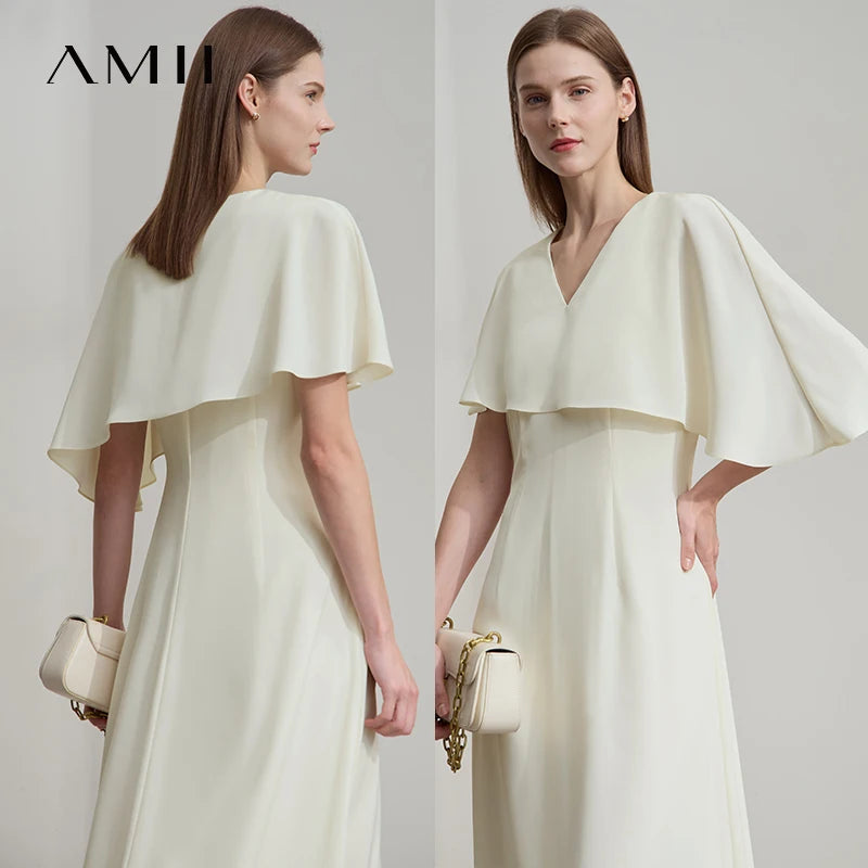 Asymmetrisches Sommerkleid in Creme im Seitenprofil, V-Ausschnitt mit Flügelärmeln.