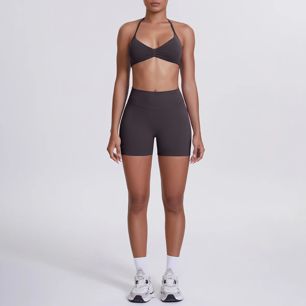 Nahtloses Yogaset für Frauen in dunkelbraun: High-Waist Shorts & Sport-BH