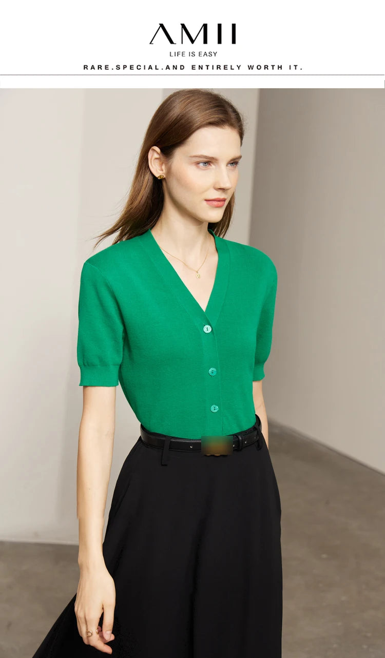 Damen T-Shirt im minimalistischen Stil mit V-Ausschnitt und kurzen Ärmeln
