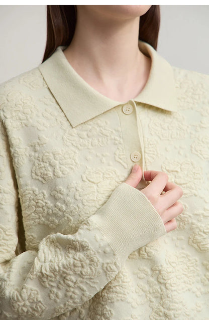 Gestrickter Damenpullover in Pastellgelb mit Kragen und Knopfleiste, grobe Reliefstruktur