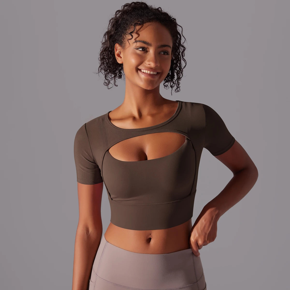 Braunes Kurzarm-Sporttop mit Cut-out am Brustbereich