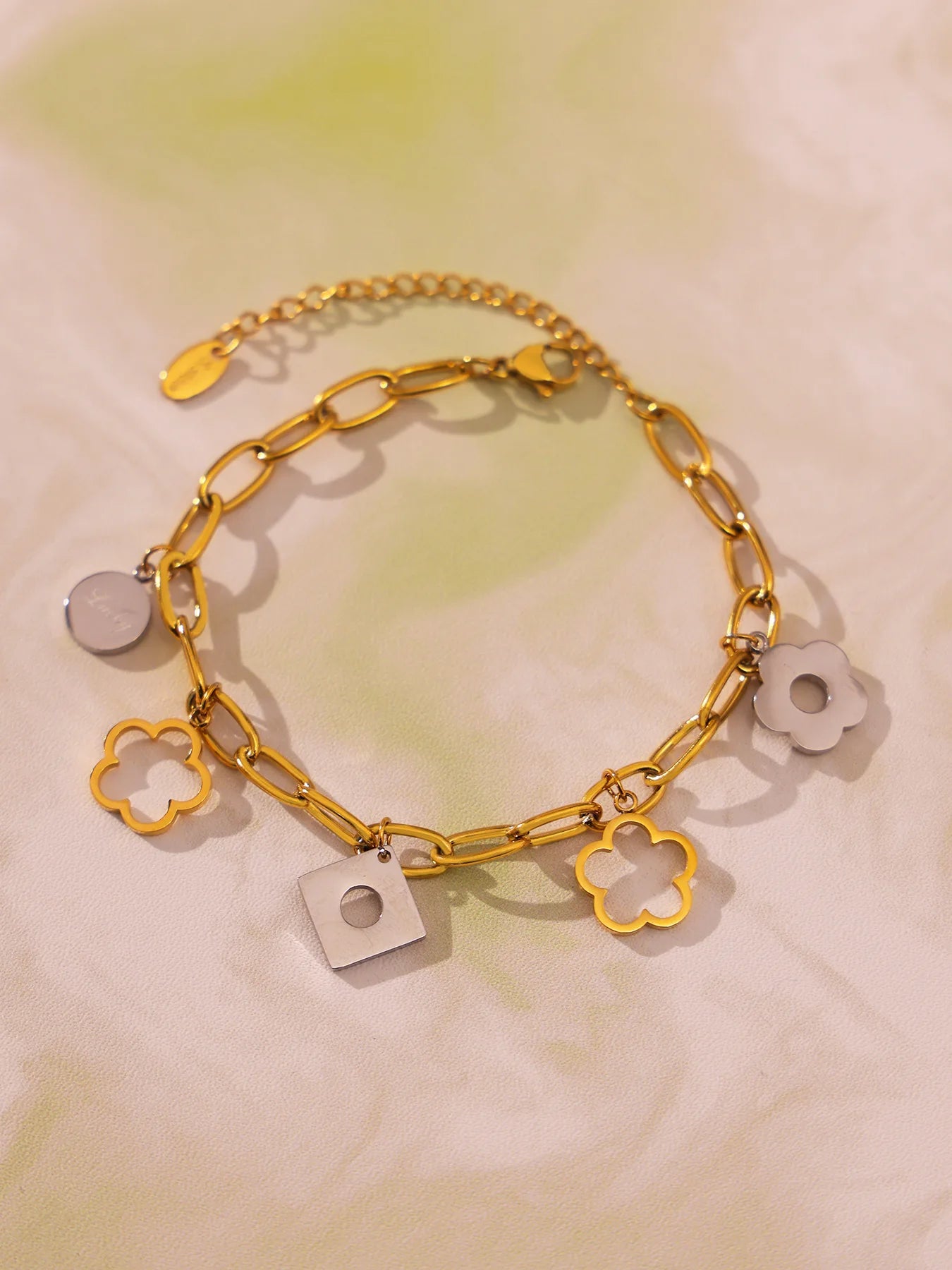 Damen-Charm-Armband mit Blumenmotiv aus Edelstahl