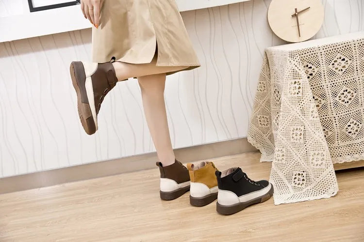 Damen-Winterstiefeletten in braun und schwarz, flache Sohle, Schnürung mit Ösen