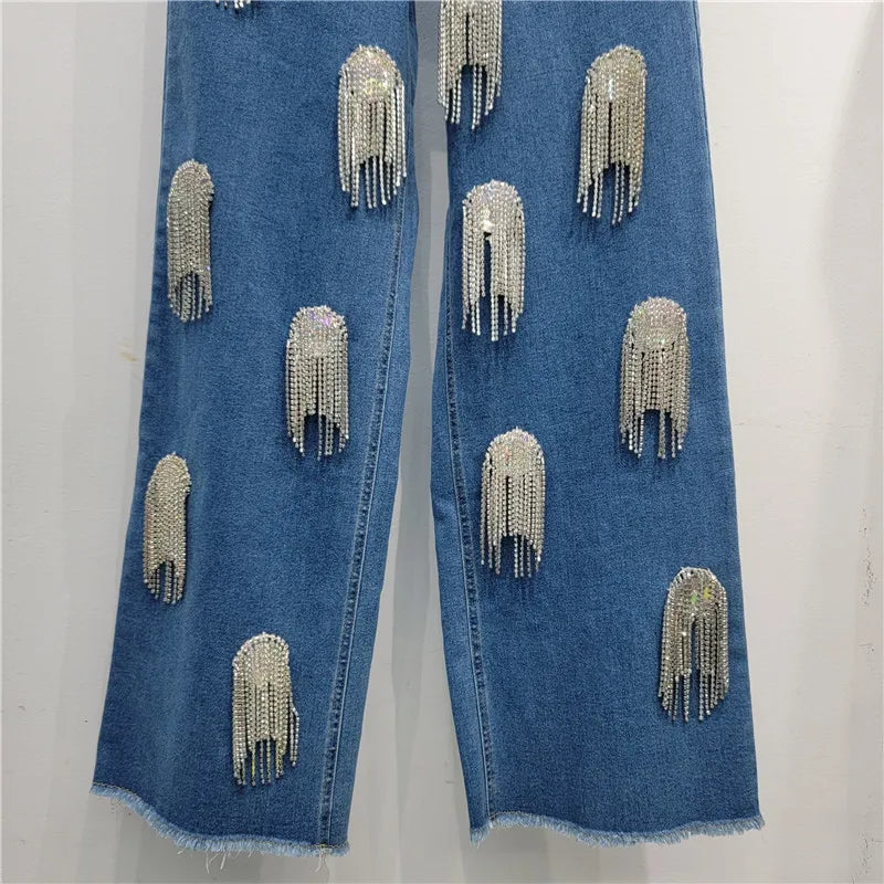 Zweiteiliges Damen-Set mit schulterfreiem Oberteil, langen Ärmeln und Schleifendetail sowie Patchwork-Rock mit Rüschen – elegant und modern.