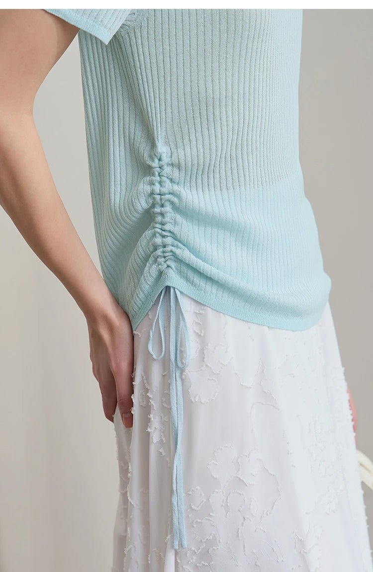 AMII Damen-Pullover Detail: Kordelzug am Saum, hellblauer Rippenstrick, geraffter Bereich