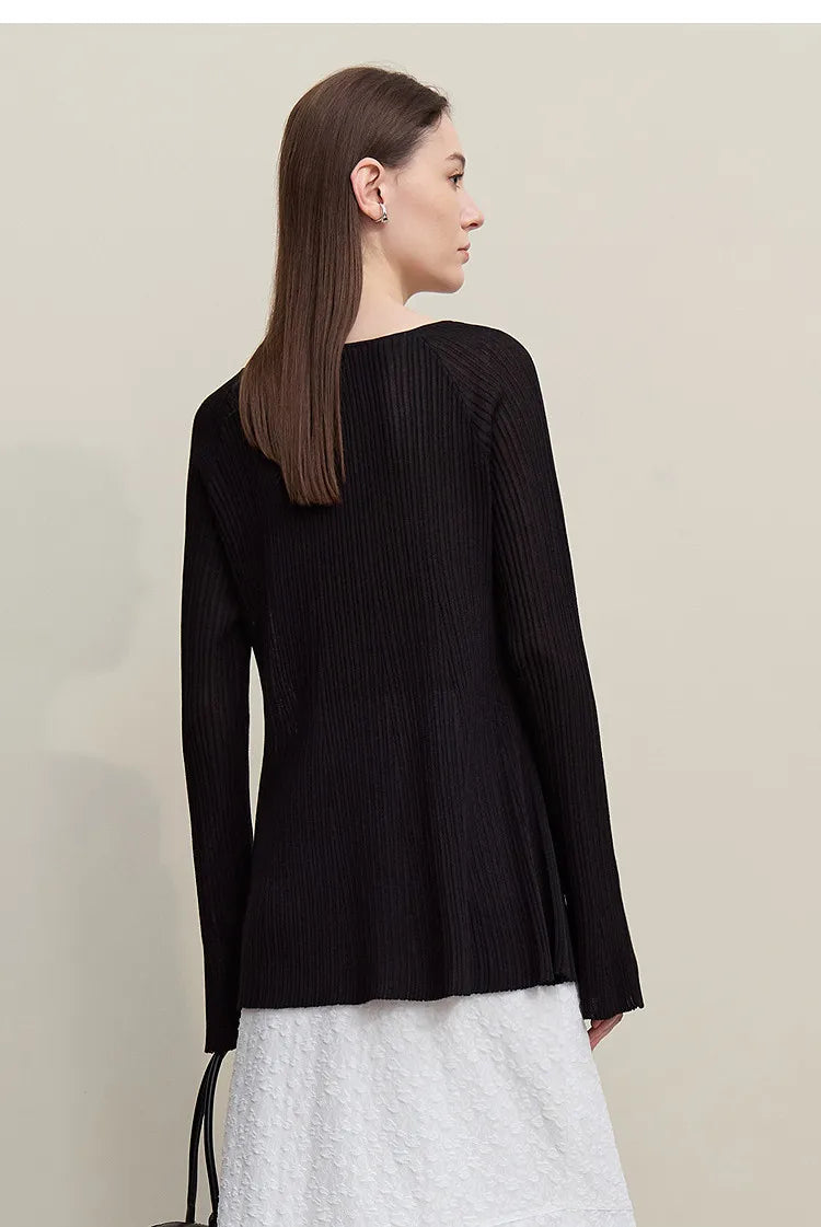 Schwarzer Damenpullover aus Rippenstrick, Rückansicht mit langen Ärmeln und geradem Saum.