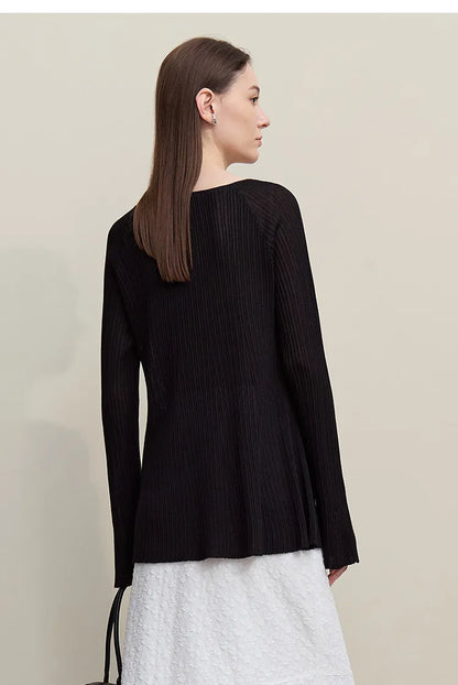 Schwarzer Damenpullover aus Rippenstrick, Rückansicht mit langen Ärmeln und geradem Saum.