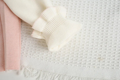Mädchen Kleid aus gestricktem Material mit süßen gestickten Blumen und Farbblock