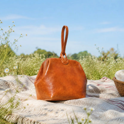 Kleine braune Handtasche in Beutelform mit oberem Henkel