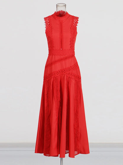 Ärmelloses Damen-Spitzenkleid mit Rundhalsausschnitt und Patchwork-Design – figurbetont und mit Hohldetails.