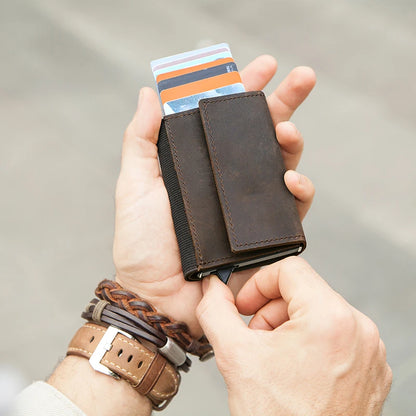 RFID-Kartenetui aus Leder in der Hand, dunkelbraun, Kartenfächer sichtbar