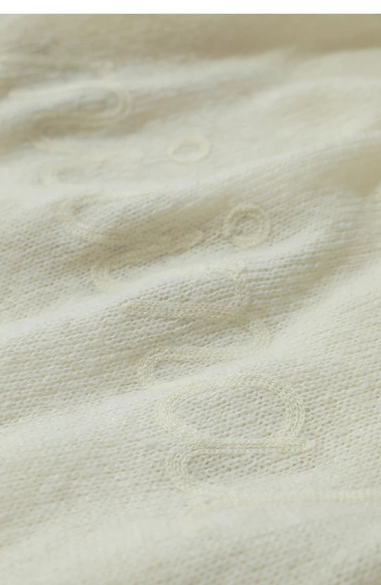 Damenpullover cremefarben: Detailaufnahme des feinen Stricks mit dezenter Musterprägung