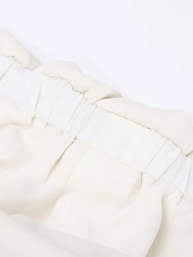 Elegantes Damen-Kleid mit Rundhalsausschnitt, kurzen Ärmeln und unregelmäßigem Patchwork-Design – figurbetont und stilvoll.