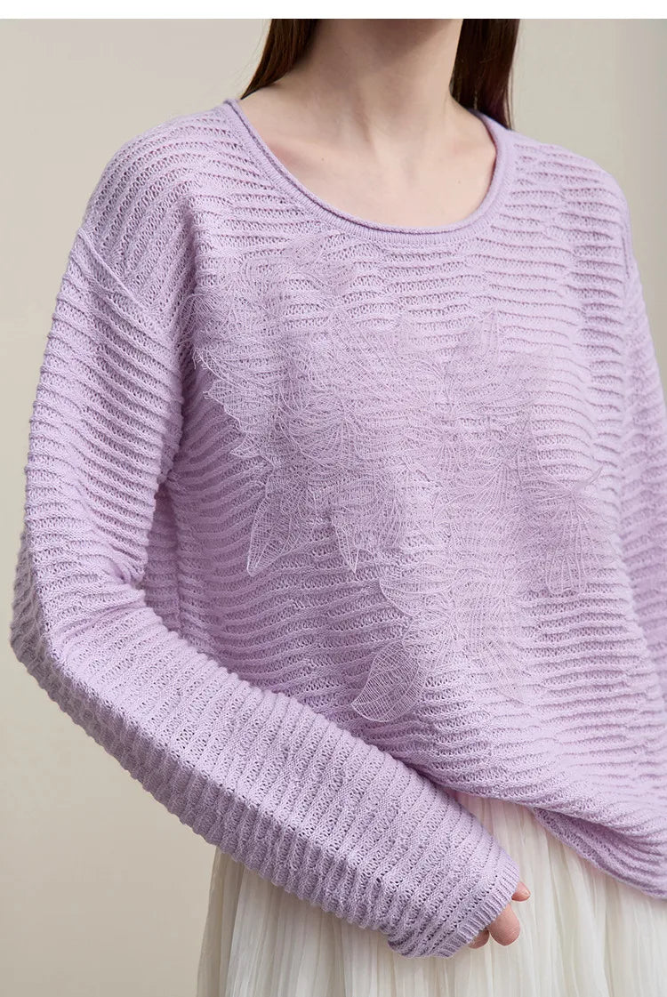 Damen-Strickpullover flieder mit Spitzenpatchwork im Brustbereich und Rundhalsausschnitt