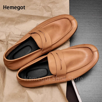 Herren-Loafer aus Leder, hellbraun, außen gerundet, Riemen mit Ziernähten