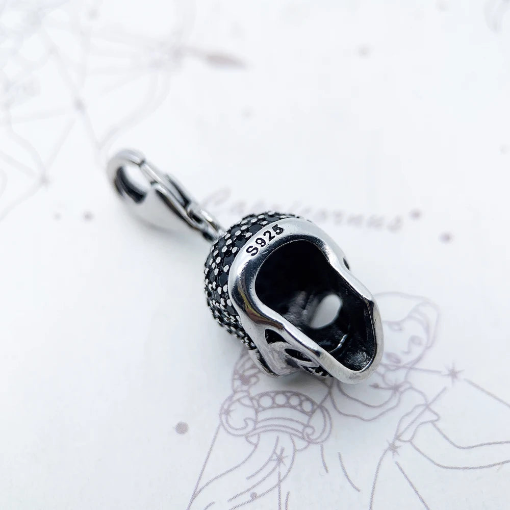 Schädel-Anhänger aus 925 Sterlingsilber, Rückansicht mit „925“-Prägung