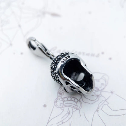 Schädel-Anhänger aus 925 Sterlingsilber, Rückansicht mit „925“-Prägung