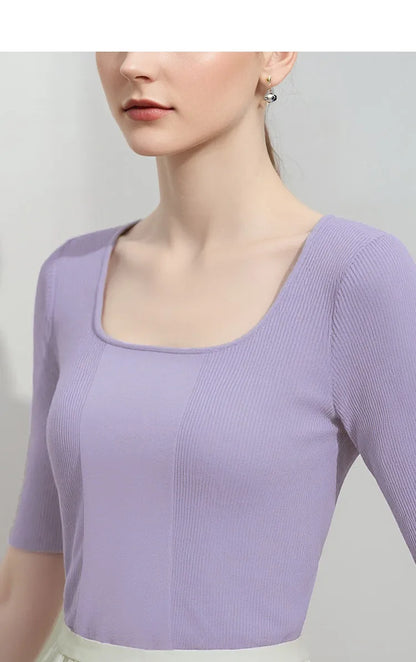 Lavendelfarbener Strickpullover mit geripptem Halbarm und eckigem französischem Ausschnitt