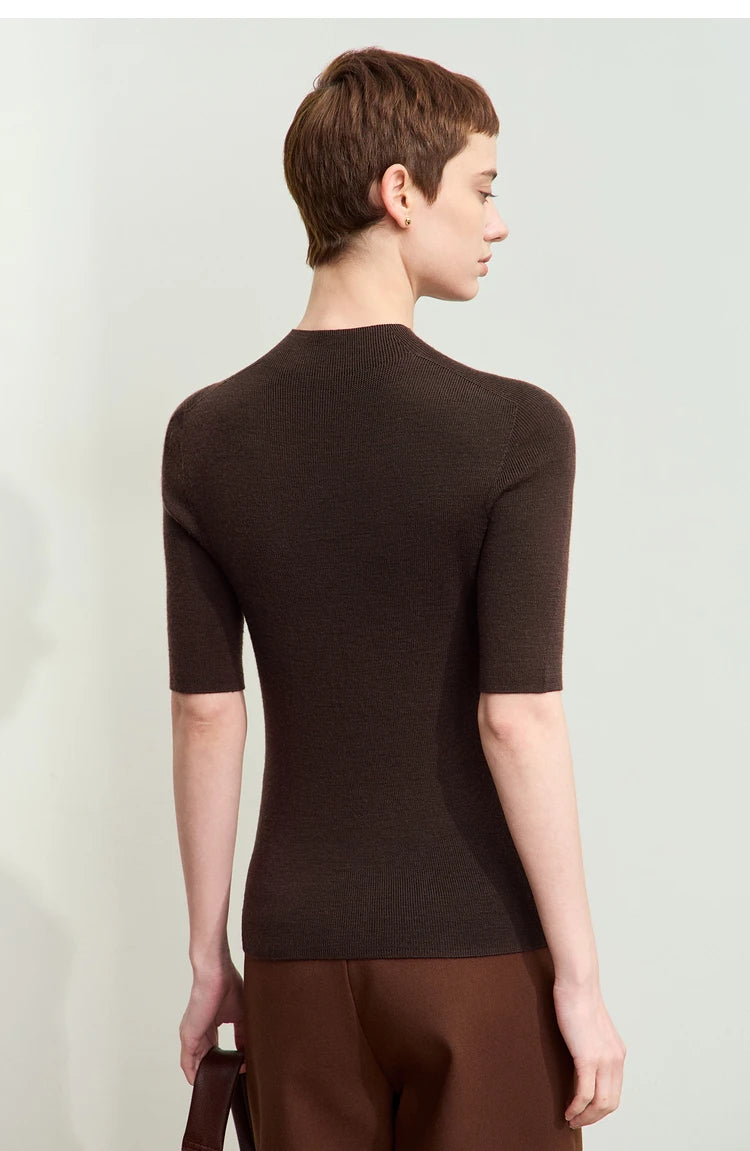 Amii Pullover mit halbem Rollkragen, dunkelbrauner Feinstrick, kurze Ärmel, Rückansicht
