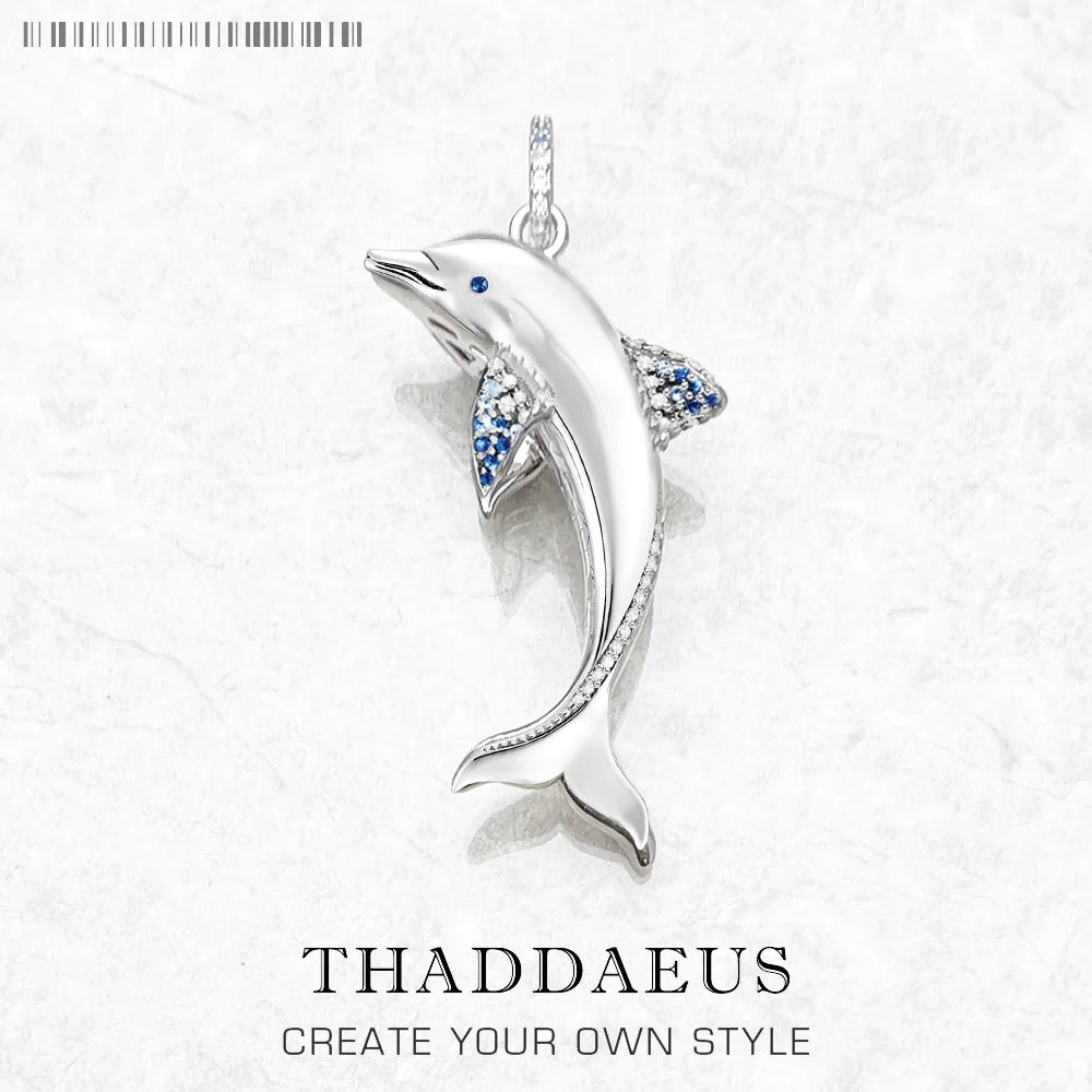 Delphin-Anhänger aus 925er Sterlingsilber mit blauen Strass-Akzenten, mit Aufhängöse
