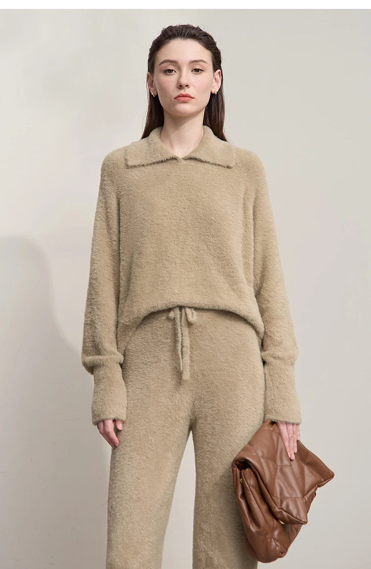 Damen-Set aus beigem Langarm-Pullover mit Kragen und passender Hose