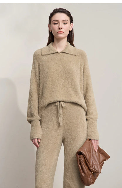 Damen-Set aus beigem Langarm-Pullover mit Kragen und passender Hose
